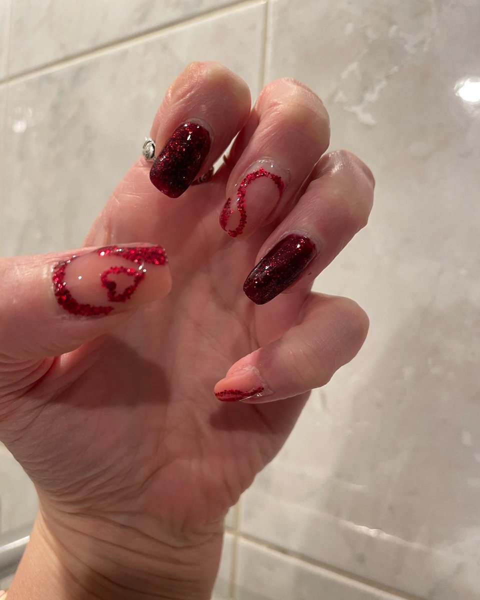 🌹Red Sparkly Glitter Nails!🌹

Builder gel in a bottle with gel &amp; glitter design 💫❤️

#christmasnails #christmasnailsart #christmasnailart #christmasnails🎄 #christmasnailsdesign #gel #gelnails #gelnaildesign #rednails #rednails❤️ #sparklynails #glitternails