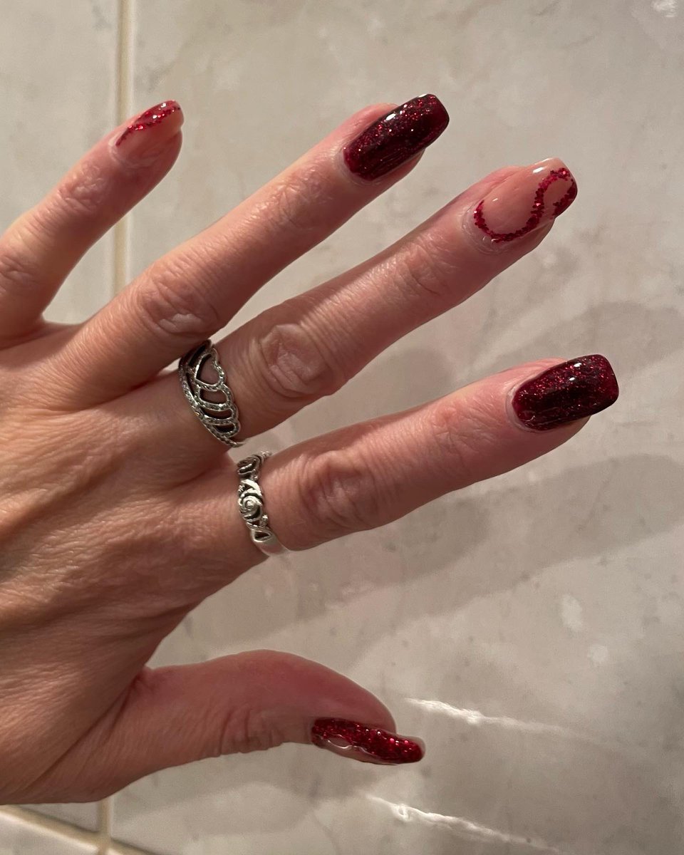 z_shells's tweet photo. 🌹Red Sparkly Glitter Nails!🌹

Builder gel in a bottle with gel &amp; glitter design 💫❤️

#christmasnails #christmasnailsart #christmasnailart #christmasnails🎄 #christmasnailsdesign #gel #gelnails #gelnaildesign #rednails #rednails❤️ #sparklynails #glitternails https://t.co/I8R4OaqE3R