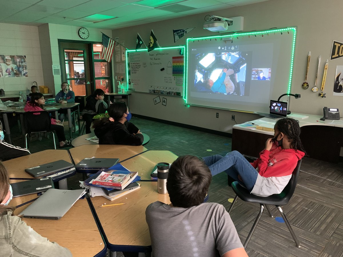 MsideSCCSD's tweet photo. 5th grade students were able to learn today with a NASA astronaut. They learned about space travel and were able to ask their own questions. https://t.co/vK0mVg0XVg