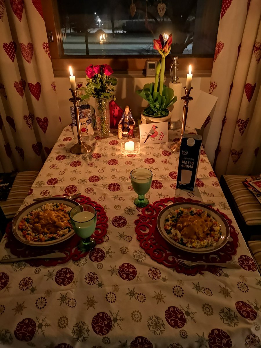 JuhaTenhonen's tweet photo. #äijäillallinen #atria #wilhelm #flaiminghotbites #apetit #riisivihannessekoitus #tunnelma #pimeänsuhkero #kynttilät #ruusut #tummanpunainen #kukatkertovatenemmänkuintuhatsanaa #minäkaipaasinua #minärakastansinua #intohimoinenrakkaus #amaryllis #ihanakauneus #ujous https://t.co/7BWwaEDSga