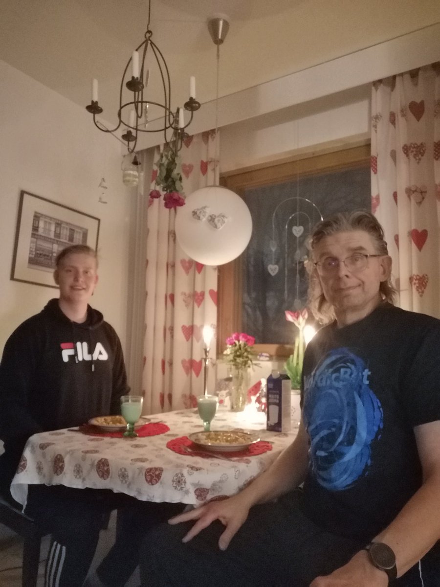 JuhaTenhonen's tweet photo. #äijäillallinen #atria #wilhelm #flaiminghotbites #apetit #riisivihannessekoitus #tunnelma #pimeänsuhkero #kynttilät #ruusut #tummanpunainen #kukatkertovatenemmänkuintuhatsanaa #minäkaipaasinua #minärakastansinua #intohimoinenrakkaus #amaryllis #ihanakauneus #ujous https://t.co/7BWwaEDSga