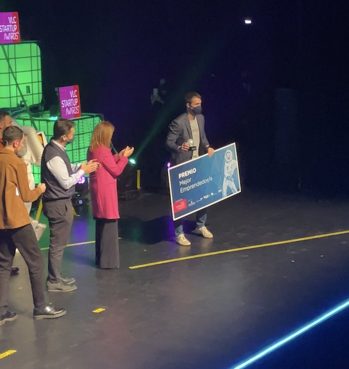 🏆 El premio al mejor emprendedor/a de la 6ª edición del #VLCStartupAwards es para <a href="/Joaquin_23/">Joaquin Costa</a>, co-founder de <a href="/enterticket/">Enterticket</a>.
 
👏 ¡Enhorabuena por este merecidísimo premio!