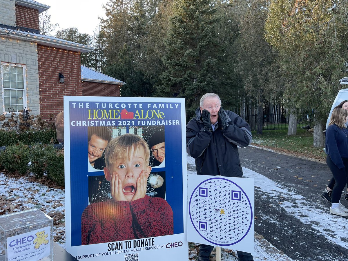 sturcotte9999's tweet photo. A big thank you to @StuntmanStu (Marv) and the @CHEO Foundation for coming by today to formally kick off our #HomeAlone2021 Fundraiser!
Come on by everyone  enjoy and donate! We’re located at 18 Cypress Gardens in Stittsville! https://t.co/zrvPBhNeXU