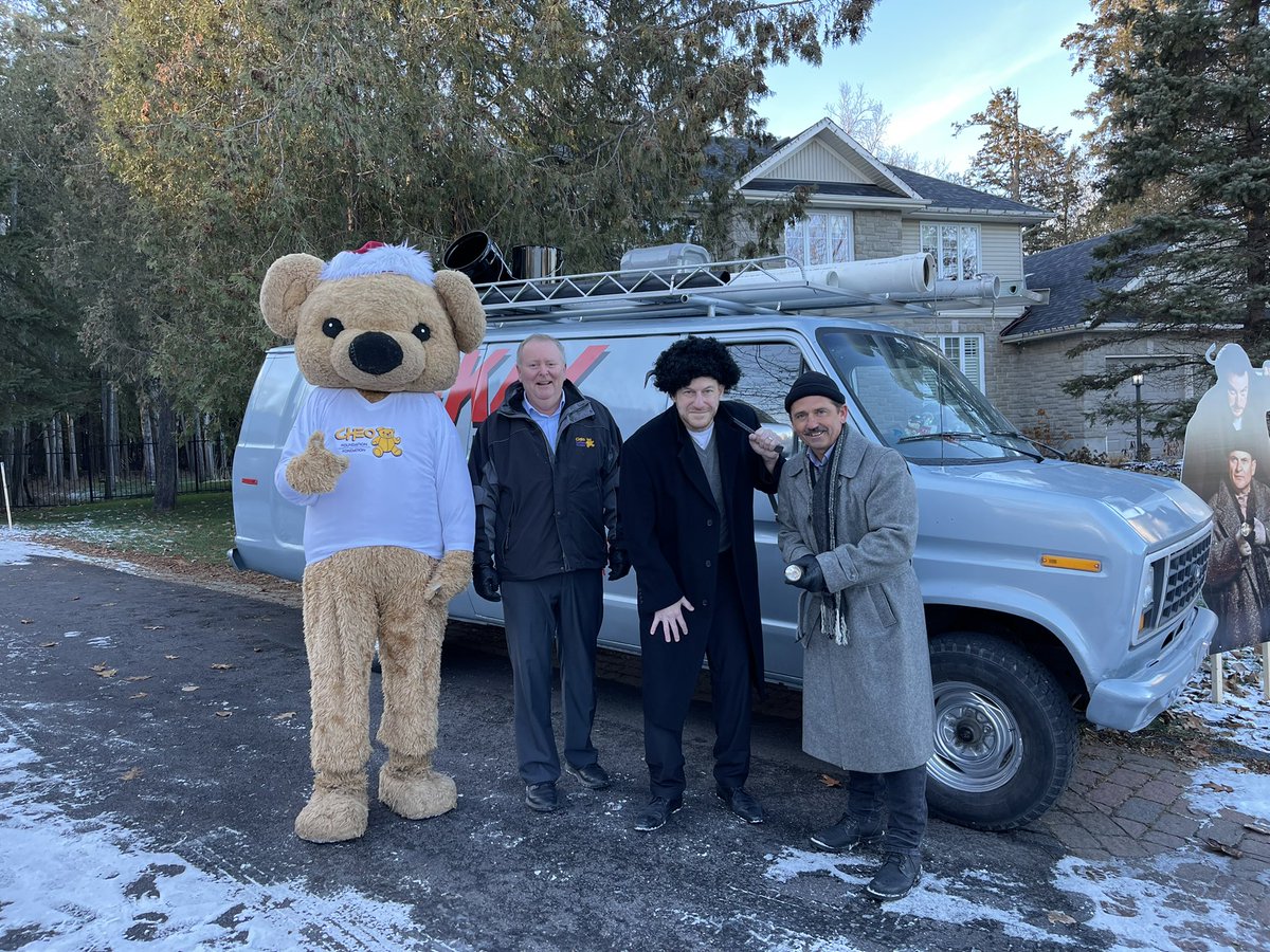 sturcotte9999's tweet photo. A big thank you to @StuntmanStu (Marv) and the @CHEO Foundation for coming by today to formally kick off our #HomeAlone2021 Fundraiser!
Come on by everyone  enjoy and donate! We’re located at 18 Cypress Gardens in Stittsville! https://t.co/zrvPBhNeXU