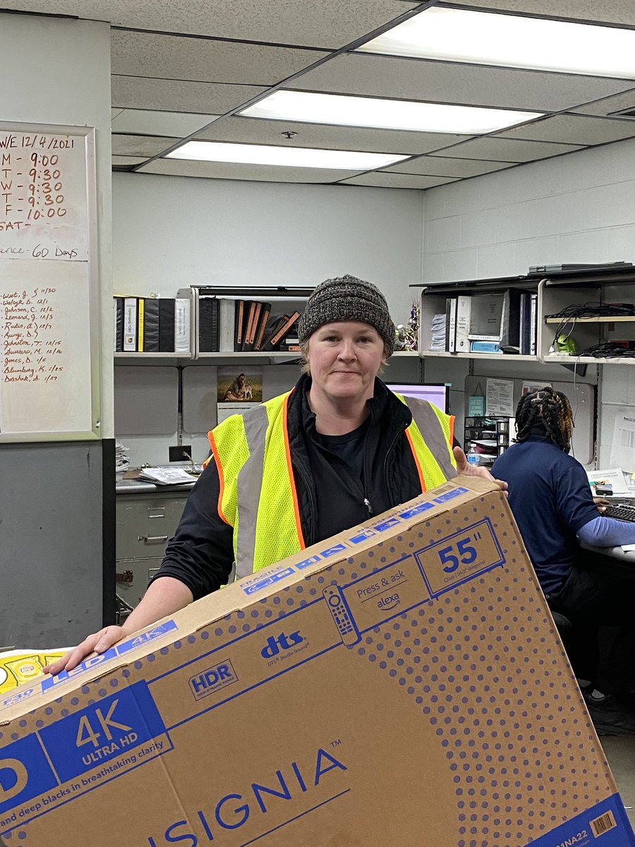 <a href="/UPSOCNSafety/">UPS Oak Creek Night Safety</a>. Night sort has had their first raffle winner claim their prize for the Peak Season Raffle. Congratulations Andrea Fay! Enjoy the big screen! Keep up the good work. <a href="/Larry_smith23/">Larry Smith</a> <a href="/cordle_tony/">Tony Cordle</a>