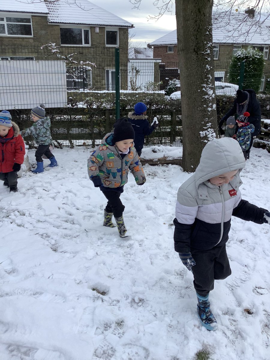 ReceptionMMoor's tweet photo. We had lots of fun playing out in the snow on Monday. https://t.co/YFjq9g0645
