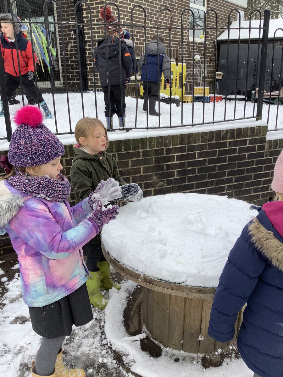 ReceptionMMoor's tweet photo. We had lots of fun playing out in the snow on Monday. https://t.co/YFjq9g0645
