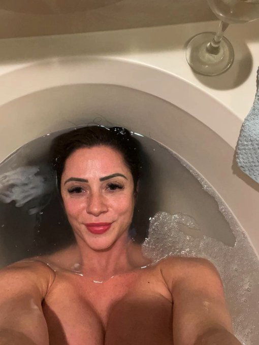 Watch AriellaFerrera's leaked NSFW photo on TwXstars