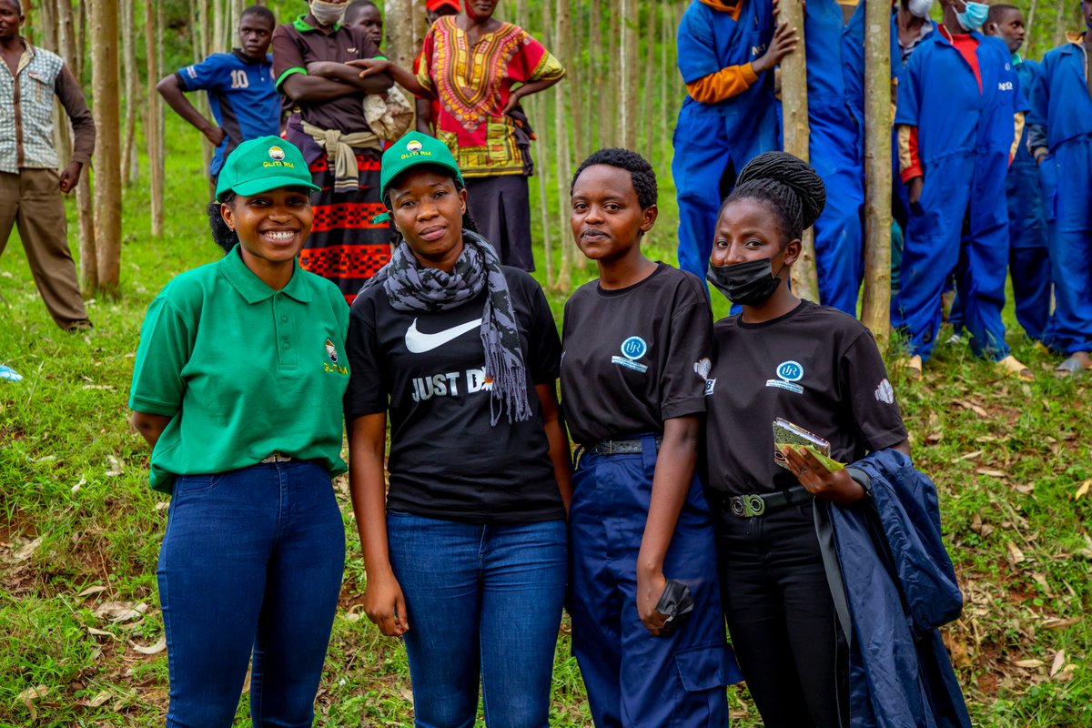 MiningschoolRw's tweet photo. Abanyeshuri 3 babakobwa biga mu mwaka wa 4 @MiningschoolRw batangije urugendo rwo gufungura icyumba cy'abagore kuri buri kirombe aho batanze ibikoresho byisuku (cotex n'impapuro z'isuku).  Basabye DEMICO gukomeza iki cyumba.  #MiningweekRw @Mines_Rwanda @Uni_Rwanda @RwandaWiamo https://t.co/teAd0dJHVI