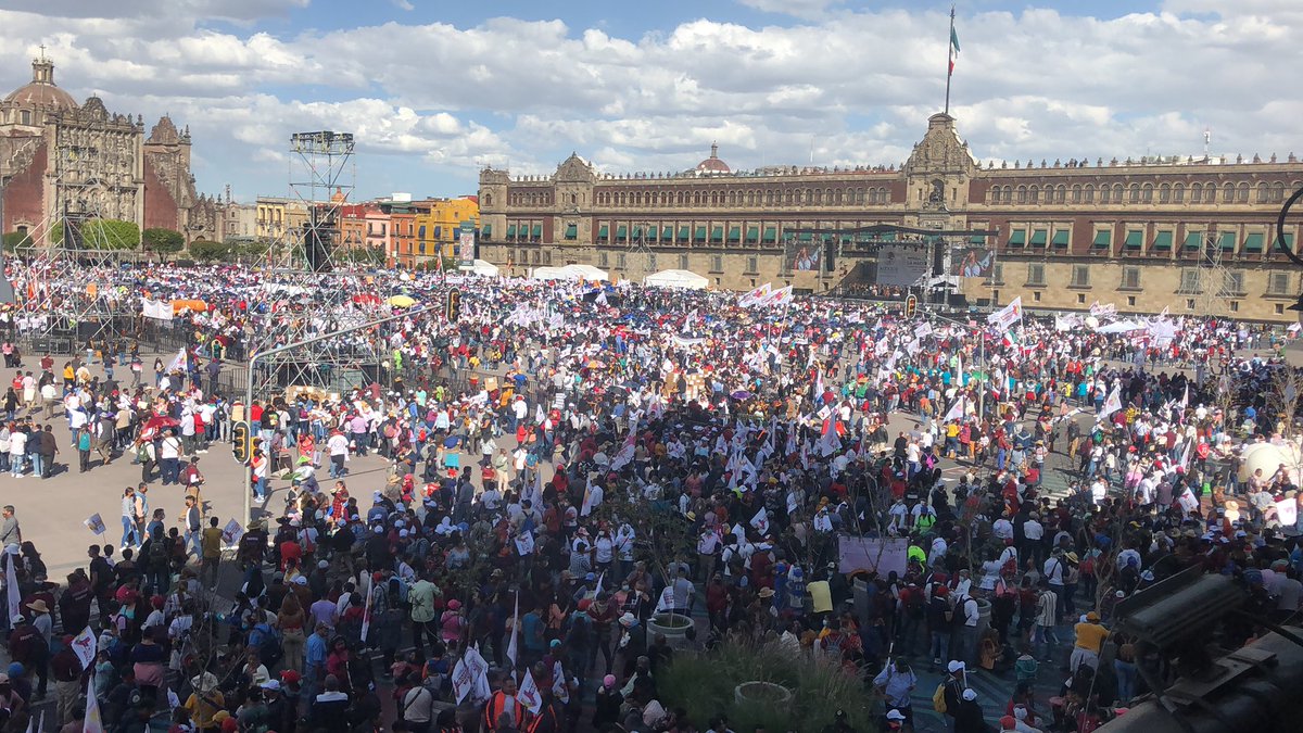 Claudiashein's tweet photo. Bienvenid@s a tod@s al Zócalo democrático de la capital del pais; bienvenid@s a la casa del pueblo, bienvenid@s a su casa a celebrar 3 años de un gobierno del pueblo y para el pueblo. #AMLOFEST https://t.co/ooKiZrXw4w