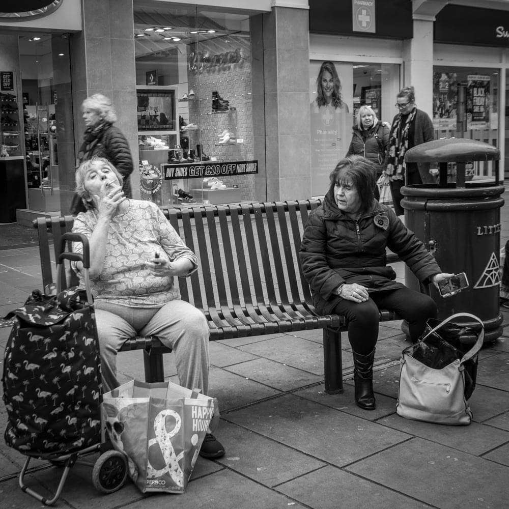 The long draw - #storiesofthestreet #Salisburyhour #reallifestreetscene #lifeasithappens #streetphotography