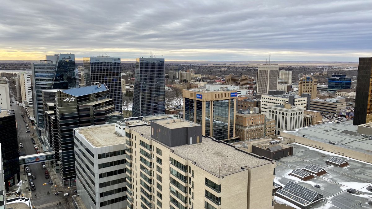CTVGareth's tweet photo. The tallest building in Saskatchewan….. the Delta Hotel in Regina. 25 guest floors , making the roof about 26 floors up. #yqr #tallestinsask #highestbuilding #upintheair #up https://t.co/P2kb1Bq0X2