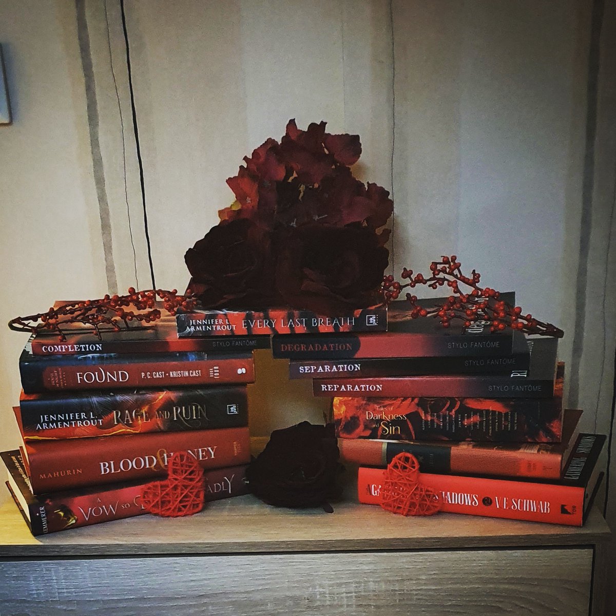 KealynReadsLP's tweet photo. My mind is a mess at moment. I'll will catch up with all the books I have to review soon. Sorry that I am a bit inactive. Much love! 🖤
#RedBookStack #BookStack #BookBlogger #BookReviewer #MentalHealthMatters #SupportOneAnother #Books #Read #Love https://t.co/GfUIfXhK7c