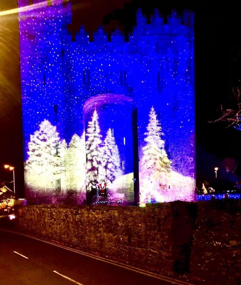 Bunrattyvillage's tweet photo. #Christmas in #Bunratty ❤️ 
@DurtyNellysIRL @Failte_Ireland @BunrattyCastle #santa https://t.co/87RIn8uodi