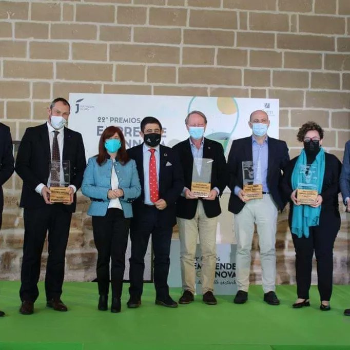 intelec_es's tweet photo. 🏅Hoy hemos recibido el reconocimiento a la “Trayectoria empresarial” en la  XXII edición de los #premiosemprendeeinnova en Desarrollo Sostenible, que otorga la @dipujaen. 
Estamos enormemente agradecidos. 
#somosintelec #EnergiaRenovable #DesarrolloSostenible https://t.co/WyVss3pfNR