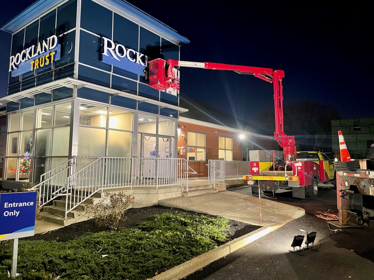 This morning, installers Erik Tracey and Eric McDuff made sure to re-install these Rockland Trust channel letters before the branch was open to their customers for the day!

#channelletters #installation #Rocklandtrust #buildingyourbrand