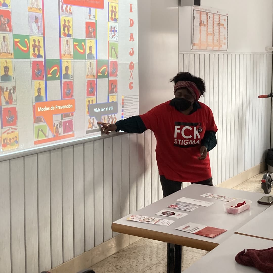 etpxavier's tweet photo. Avui és el #DiaMundialdelaSIDA i l'hem viscut amb l'Apolonia, alumna de CAI que ha fet una activitat a la resta de companys. Un taller per conscienciar a les companyes del risc de contraure malalties infeccioses. #eSPiCTools
Hem après i ens ho hem passat súper, gràcies Apo! https://t.co/zE0gUr6Uhv