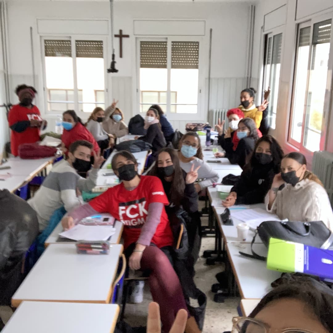etpxavier's tweet photo. Avui és el #DiaMundialdelaSIDA i l'hem viscut amb l'Apolonia, alumna de CAI que ha fet una activitat a la resta de companys. Un taller per conscienciar a les companyes del risc de contraure malalties infeccioses. #eSPiCTools
Hem après i ens ho hem passat súper, gràcies Apo! https://t.co/zE0gUr6Uhv