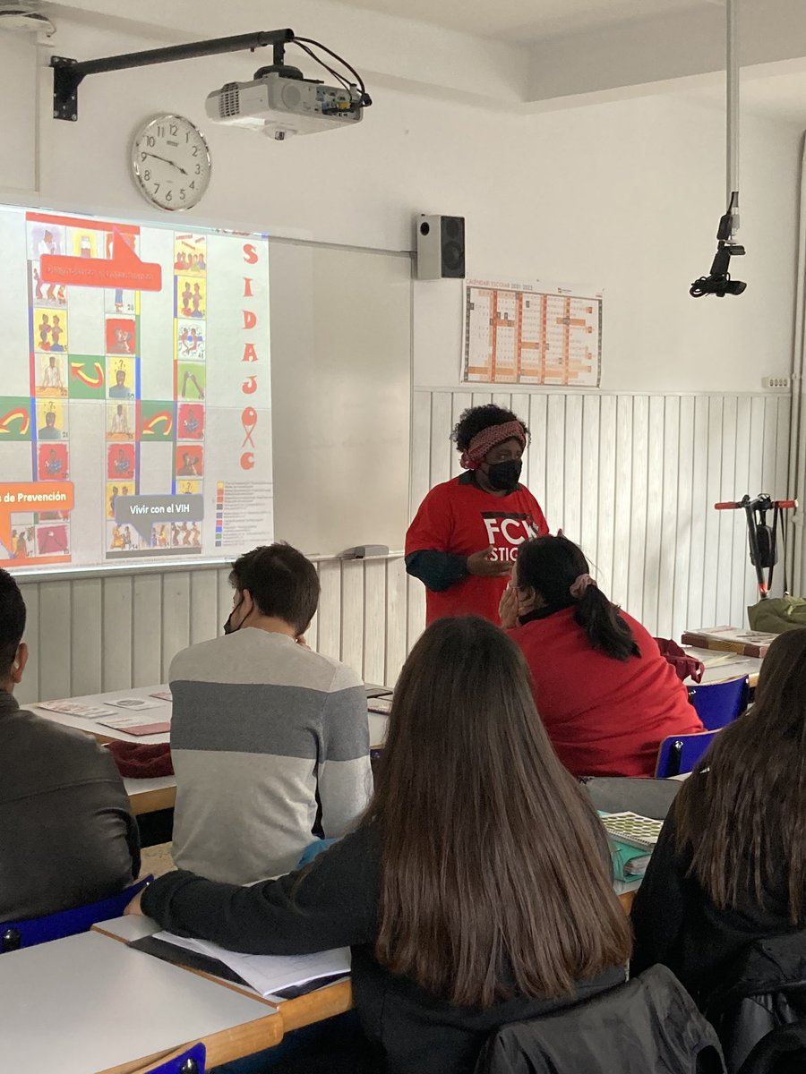 etpxavier's tweet photo. Avui és el #DiaMundialdelaSIDA i l'hem viscut amb l'Apolonia, alumna de CAI que ha fet una activitat a la resta de companys. Un taller per conscienciar a les companyes del risc de contraure malalties infeccioses. #eSPiCTools
Hem après i ens ho hem passat súper, gràcies Apo! https://t.co/zE0gUr6Uhv