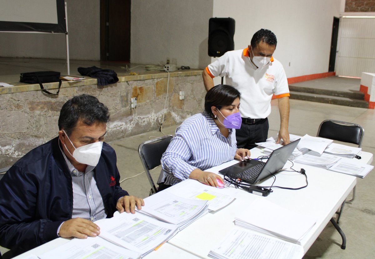 45SNTE's tweet photo. #TodosSomosUno 🙋‍♀️🙋‍♂️
🟠Organización de expedientes de la convocatoria del "Programa Becas para hijos 2021-2022", para hacer la entrega correspondiente  a Secretaría de Educación de Guanajuato. https://t.co/r5W5eUPN6r