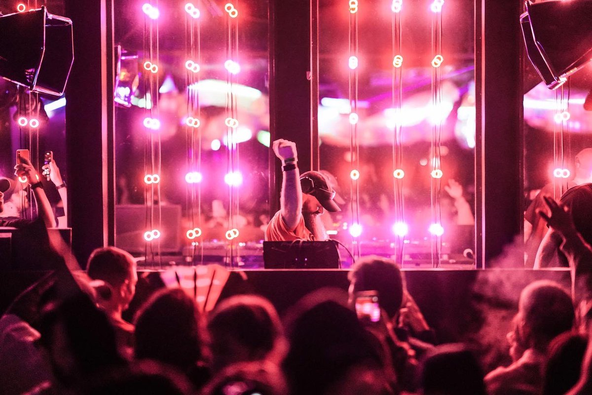 clubsodalv's tweet photo. @djwillclarke doing what he does to kick off the holiday weekend! 🔥🔥

#lasvegas #vegas #dtlv #fremont #fremontstreet #vegasnights #travelnevada #void #voidsound #disco #dance #rave #house #techno #discopussy #fridayvibes #weekendmood #dtlv #fremontstreet #nightlife https://t.co/D6JKMKI7kz
