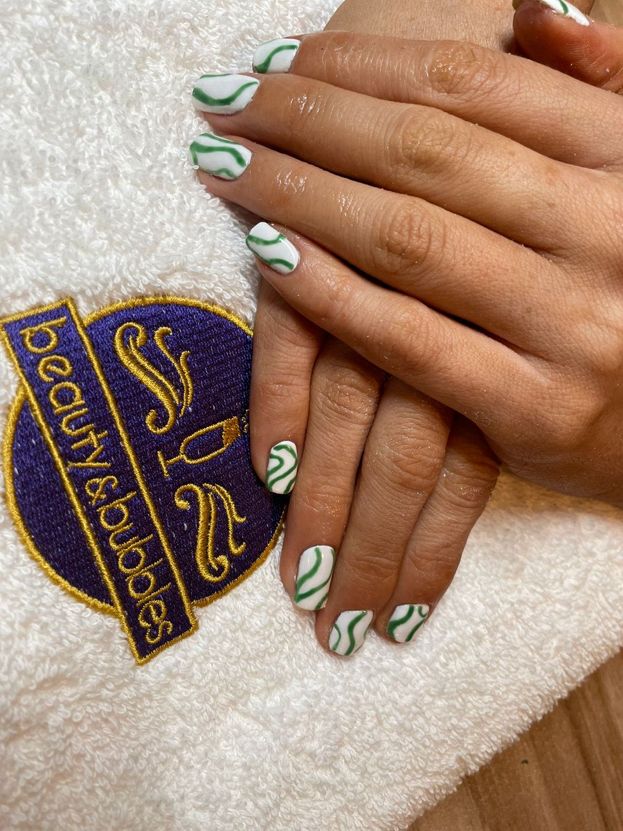 1st December = festive nails are BACK 🥳

#Manchester #nails #Shellac #Manicure #Christmas