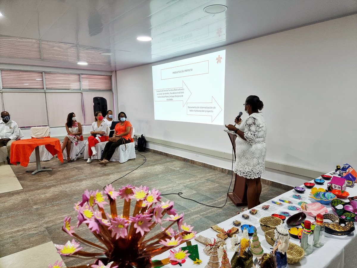 Hoy hicimos la presentación de nuestros 2 proyectos de SENNOVA ante invitados especiales y nuestra comunidad educativa.

Nuestra Instructora Silvia Archbold hizo la presentación de su proyecto:" Diseño de un producto turístico, con identidad cultural en el Archipiélago"