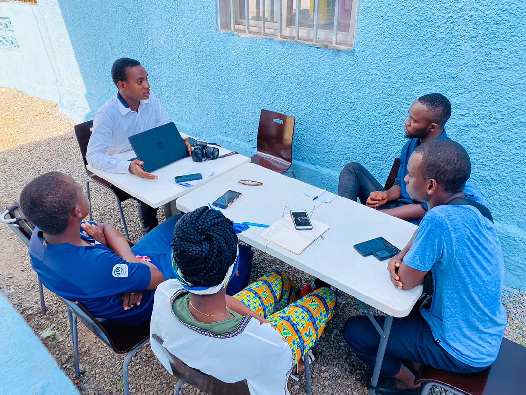 foire_l's tweet photo. Au compte de cette journée du 1er Décembre 2021, s'est tenue une réunion technique de l'équipe de la Foire Internationale de l'Ecriture-Guinée au siège de la fondation Di-Singhé pour les communautés. 
Rendez-vous en 2022 pour écrire une autre page de l'écriture.

#FIEG_2022 https://t.co/Alz3SKMLQG