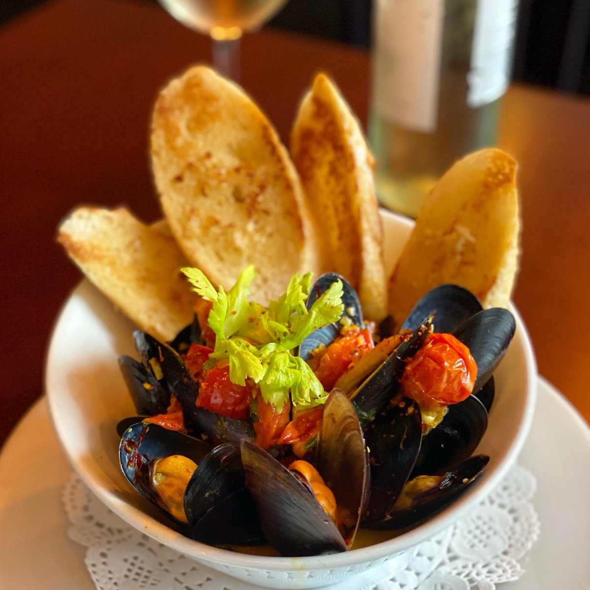 EngineCo28's tweet image. Our saffron white wine mussels will have you licking the bowl after! So delicious and unique ❤️‍🔥 #enginecono28 #mussels #dtla #losangeles #LAlove