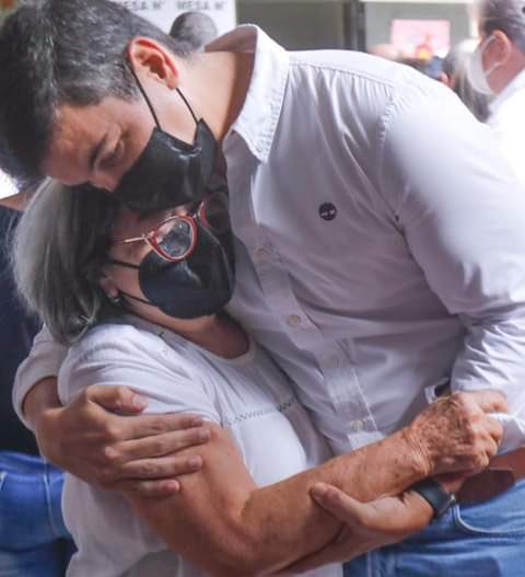 SantiPenap's tweet photo. La agresión como estrategia política evidencia debilidad. Los líderes convencidos de su fortaleza intelectual y moral no agravian, proponen. Por eso apostamos a una educación para todos, salud universal, empleo para los jóvenes y precio justo a los productores. Ese es el camino. https://t.co/oYLPKfZIUa