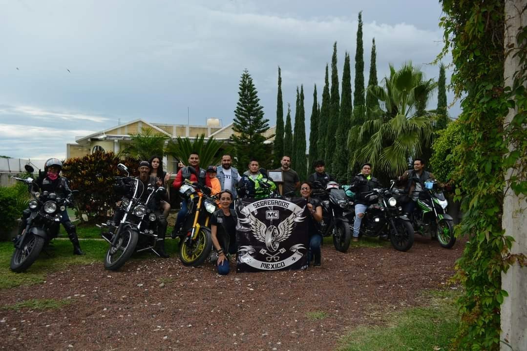 CaballeroEnciso's tweet photo. No importa la motocicleta que conduzcas, importa la manera de vivirla.

Mis hermanos Segregados MC México  una gran felicidad el rodar con todos y cada uno de ustedes, nos veremos muy pronto ¡Feliz día internacional del motociclista!
S.P.S.P.S.S https://t.co/mmqSPqWW5O