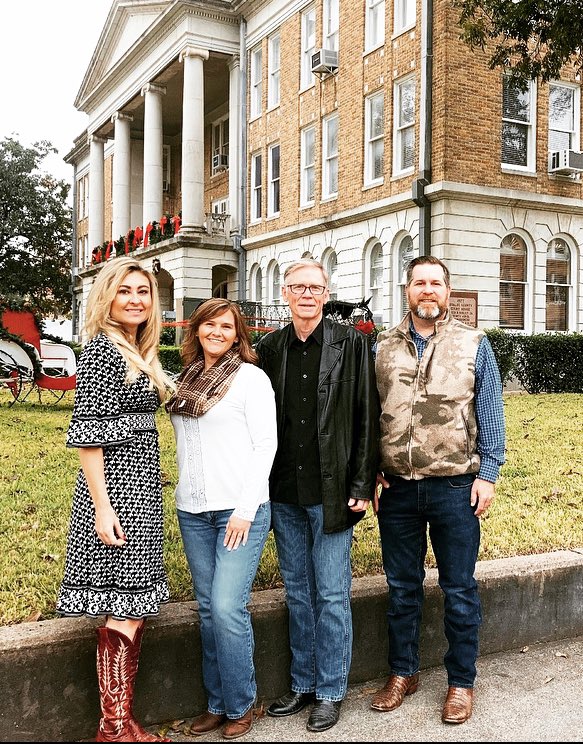 CatParksTX's tweet photo. 👀 Did I hear REPUBLICAN Party Switch? Welcome to the Right side of things - Uvalde County Texas County Clerk Donna Williams 🙌 #IronSharpensIron #LeadRight #SouthTexas https://t.co/Nu5eYJjk6Z
