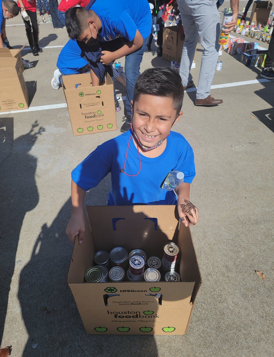 HREMustangs's tweet photo. Heritage Rose Elementary Student Council volunteering @abc13houston Share Your Holiday food drive.
#abc13syh https://t.co/w8s6IMTrmA