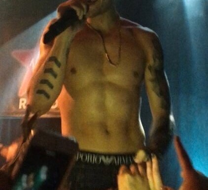 ljpfeatures's tweet photo. Liam Payne performing shirtless. https://t.co/W9EohUEHRc