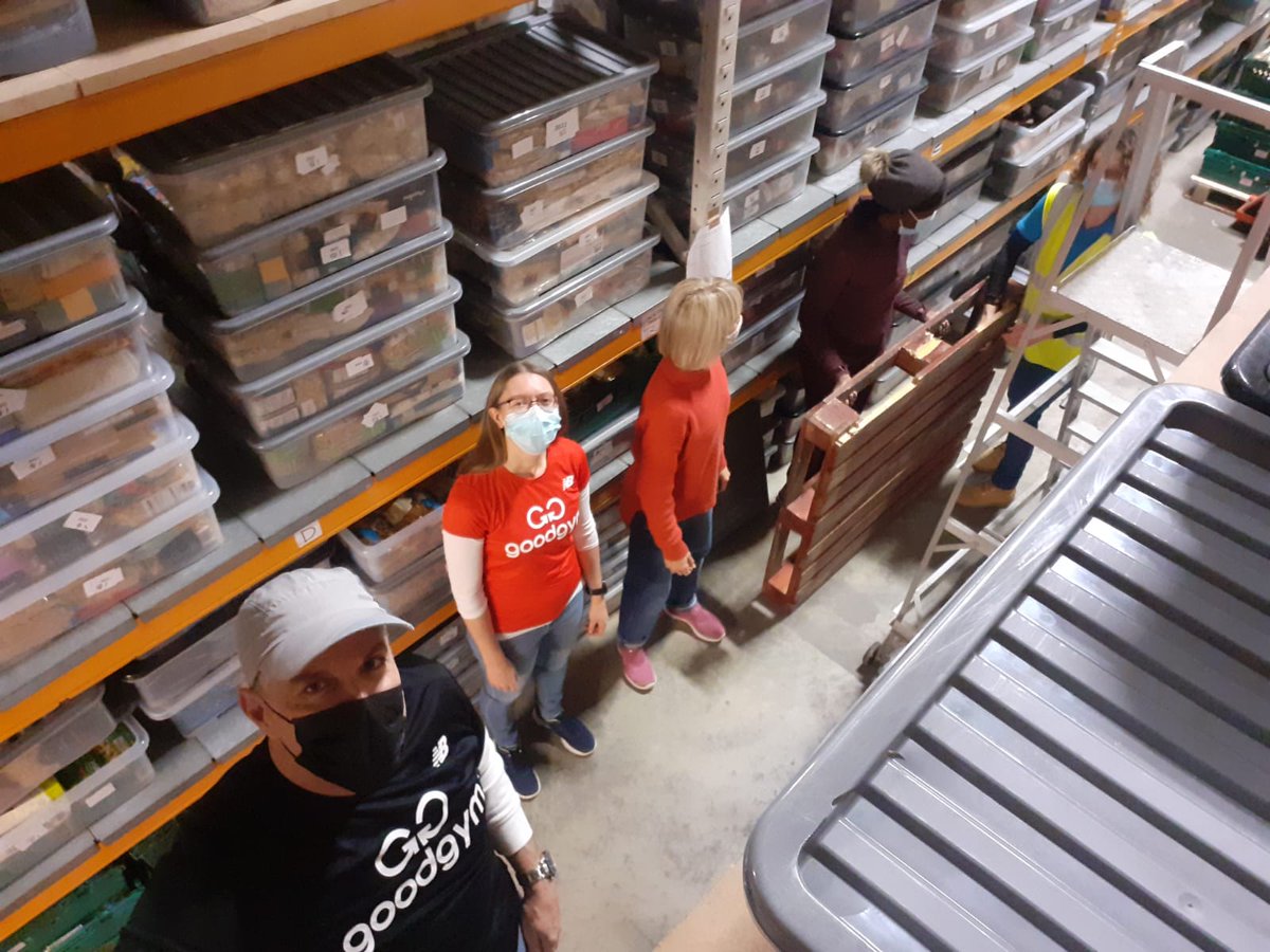 GoodGymSwindon's tweet photo. What a wonderful pre-Christmas task!  🎄🎅
Today we've been at the Swindon Food Collective to help sort donations and prepare emergency food boxes ready for those in need at Christmas ♥️ 

#dogoodgetfit #goodgym https://t.co/QrQx9q1yr7