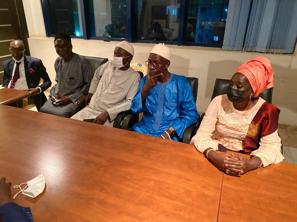 wallusenegal's tweet photo. Rencontre des Leaders de la Grande Coalition Wallu Sénégal avec une délégation du Cadre Unitaire de l'Islam à la Permanence Nationale du PDS à Dakar.
#WalluSenegal #team221 #senegal #kebetu https://t.co/F5rFMJxOGS