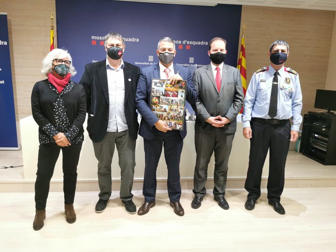 Ir al circuito Descifrar Por Disfrazado Artista barajar pulsera mossos solidaris Regresa capacidad  Inesperado