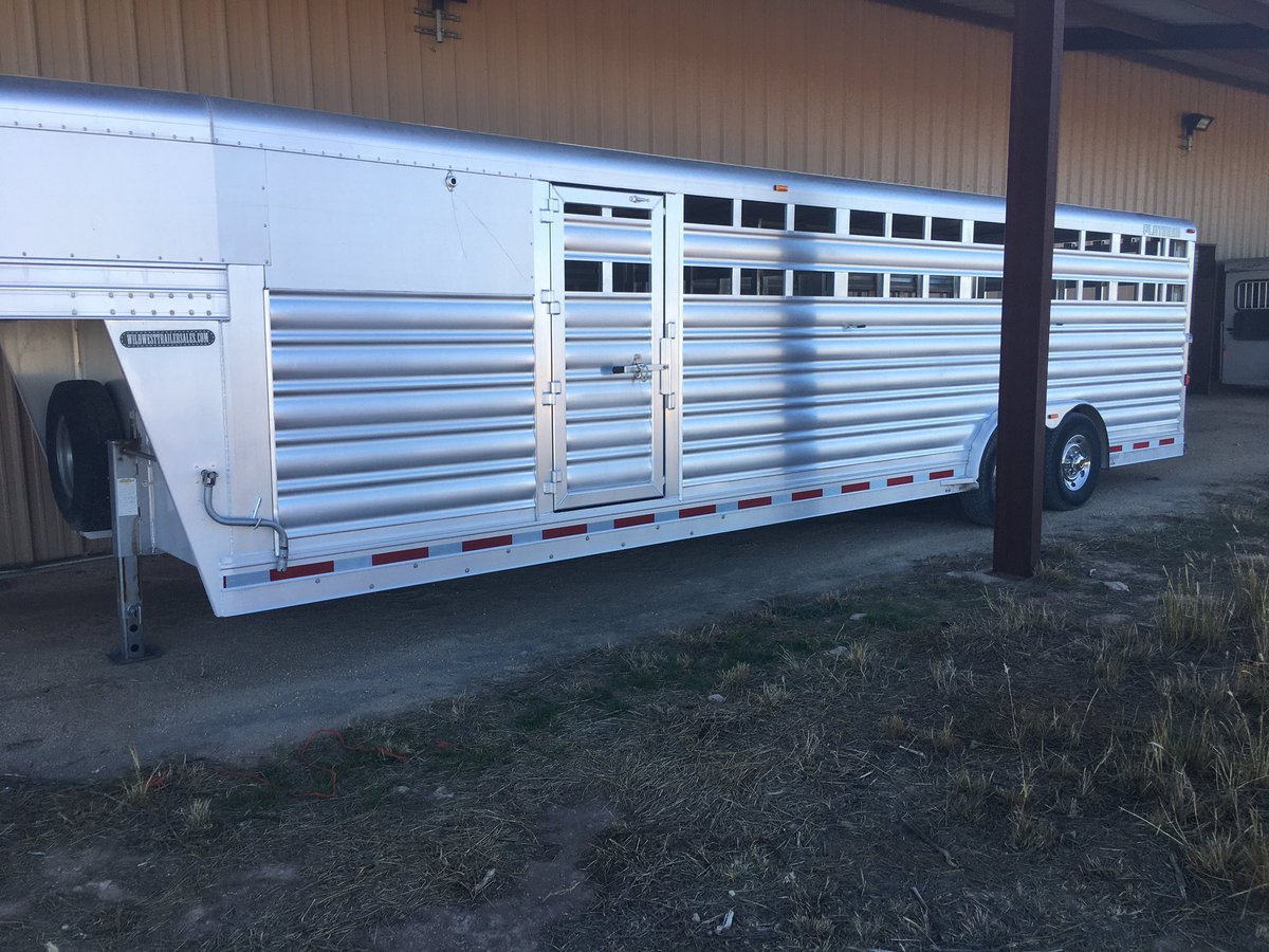 robbie71w's tweet photo. Neighbor let me borrow his trailer while mine is getting re-wired. Brought it back after giving her some shine juice. She cleaned up nice. Always bring borrowed stuff back better than you got it. Makes for good neighbors. https://t.co/rk7tn3Z4zW