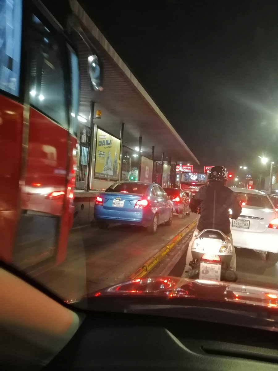 RoqueFlores11's tweet photo. @telediario Este tramo del carril del metrobus L2 de estación Iztacalco al rodeo siempre es invadida por autos particulares, motos, camiones de carga y además van a alta velocidad. Regularmente en horario pico. https://t.co/reIGLLcLFf