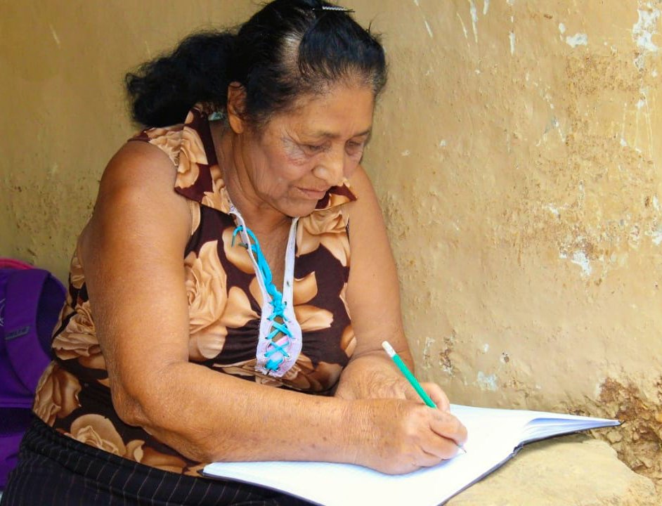 JClarkCenteno's tweet photo. #1Diciembre María Ilda Pérez Lago de 66 años, logra culminar sus estudios de secundaria y recibe bono complementario de bachillerato que entrega  el Gobierno de #Nicaragua cada año a tod@s los egresados. https://t.co/Dk1igc6R5F