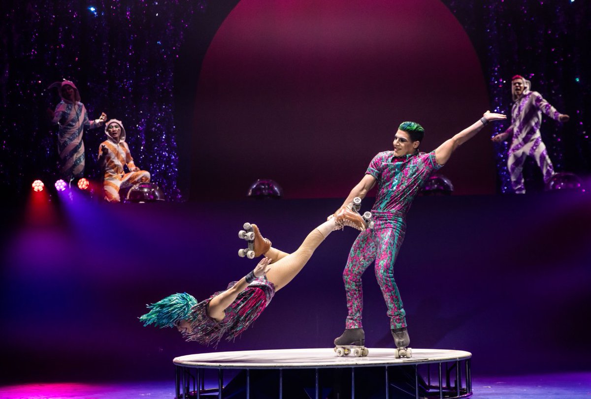 ChooseChicago's tweet photo. "'Twas The Night Before" by @Cirque du Soleil makes for a night to remember! 🎁 The company's first Christmas show is only here for a few more days at @ChicagoTheatre. 

Info and tickets: https://t.co/mWgudNqJcM

#ChicagoCreativeSpirit #CaptureChicagoExcitement #TWASCirque https://t.co/QeAVN7hHjZ