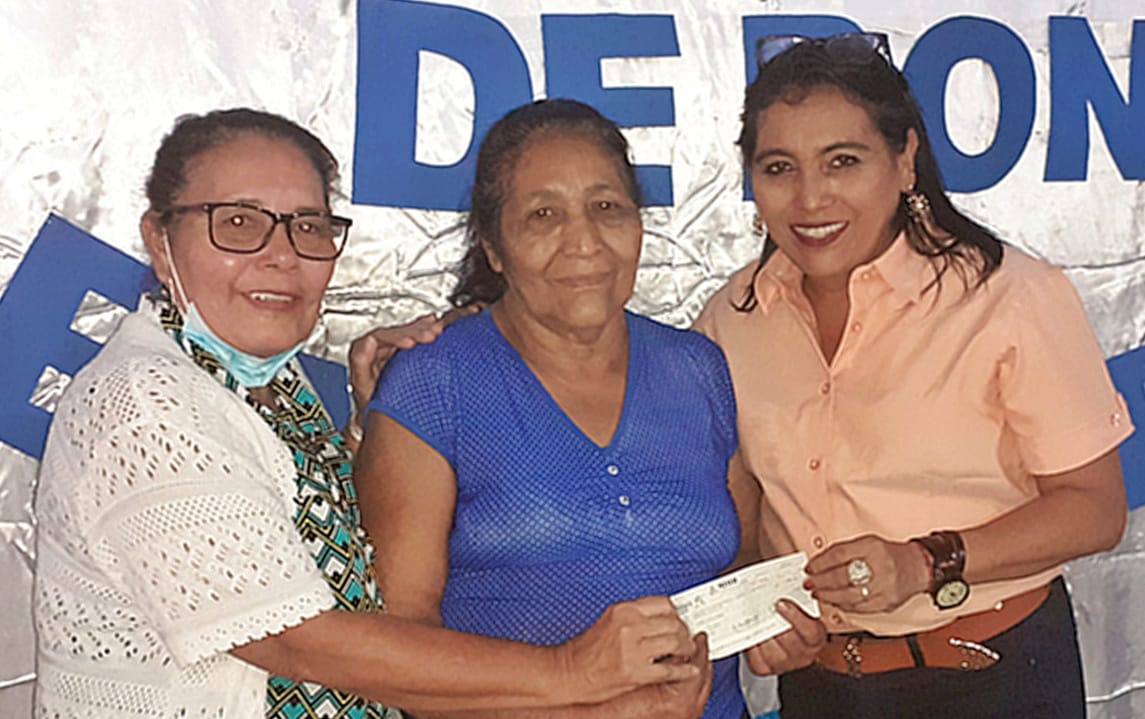 JClarkCenteno's tweet photo. #1Diciembre María Ilda Pérez Lago de 66 años, logra culminar sus estudios de secundaria y recibe bono complementario de bachillerato que entrega  el Gobierno de #Nicaragua cada año a tod@s los egresados. https://t.co/Dk1igc6R5F