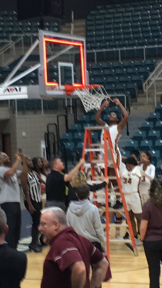 jljackII's tweet photo. Not to boast but both of my babies made history @HumbleISD_SCHS @Lbrooke45 was a part of the @sc_ladyhoops team that made it to the state tournament and @R91CKY is apart of the @SC_BulldogFB history making team’s advancement to the 4th round! #BloodlineSolid https://t.co/MdjaiQQFLW