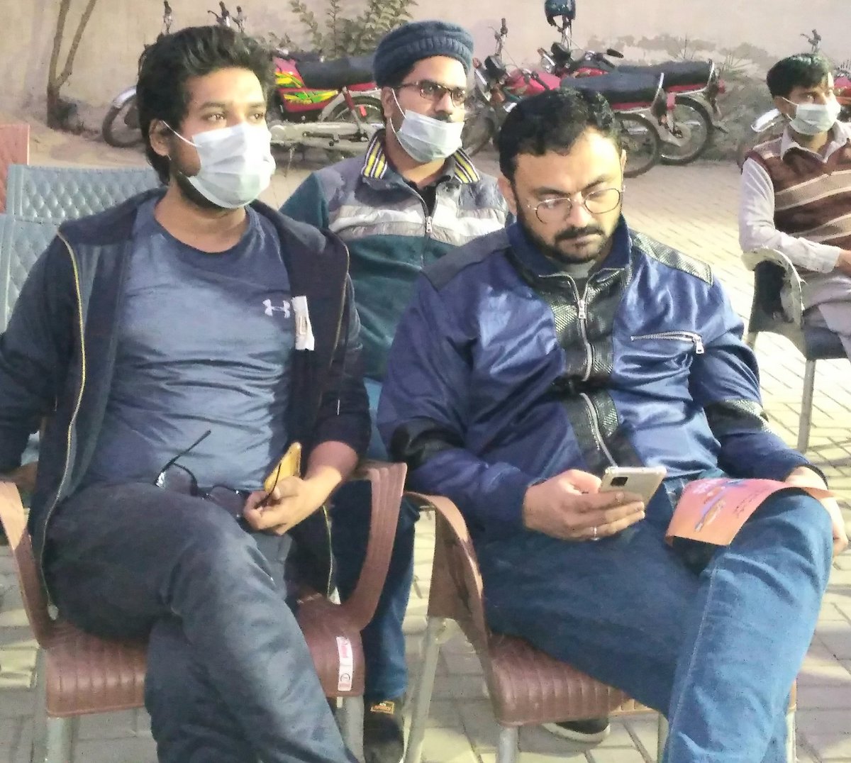 بڑے بھائی گوشی اور انتہائی قریبی دوست اسامہ کے ساتھ پریس کلب میں ایک تقریب کے دوران لی گئی فوٹو