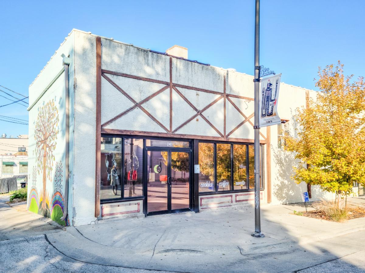 oak_ire's tweet photo. Just listed a large retail building in the heart of Benson!
- 4,996 SF
- ​Excellent location in the center of Benson
- ​Situated on a corner lot
- ​Large open floorplan
- ​Hardwood flooring
- ​Decorative ceiling
- ​Large basement space
- ​Includes apartment unit and small bakery https://t.co/bqQWvKZSNK