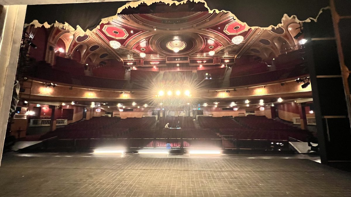 GFOPromptDesk's tweet photo. Hi there @LiverpoolEmpire it’s wonderful to be back 🎉🎉 #NoOrdinaryOpera #RakesProgress https://t.co/S8ggDP1iGB