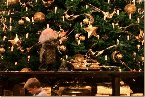 oprofetasite's tweet photo. Hagrid já foi buscar as árvores de natal, Flitwick já está arrumando os enfeites com o Wingardium Leviosa! Enfim, chegou a temporada de Natal em Hogwarts! Já sinto a magia natalina no ar!❤️✨🎄 Dezembrou! https://t.co/w8lxHiPgxh