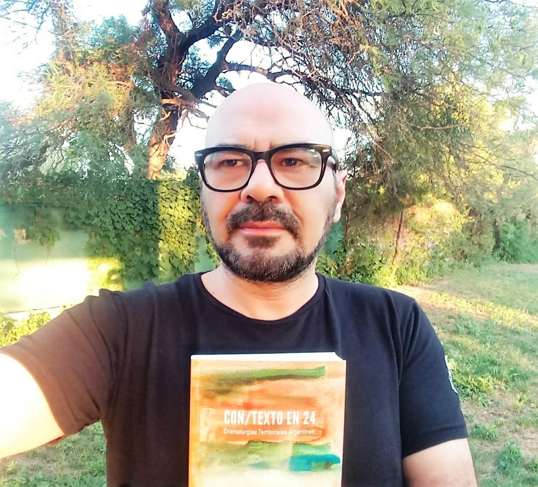 CONTEXTOtipea's tweet photo. Alberto Moreno, representante de Catamarca, es el autor de LA HELADA, obra que abre el libro #CONTEXTOen24, Dramaturgias Territoriales Argentinas!
¡Simplemente un librazo! 🤓
Pedidos por inbox...
#CONTEXTOtipea https://t.co/j2446t2K6h