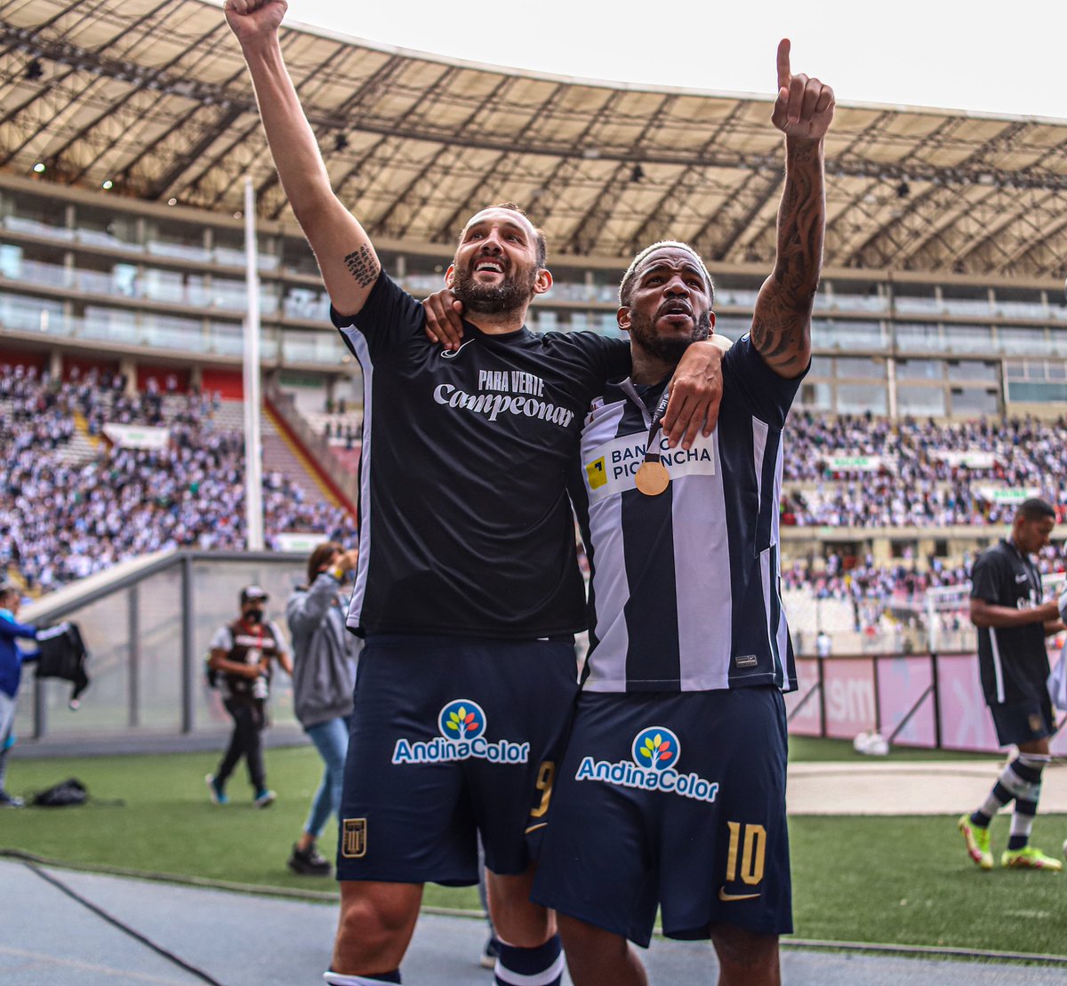 ClubALoficial's tweet photo. ¡𝐂𝐎𝐍 𝐄𝐋𝐋𝐎𝐒 𝐀 𝐓𝐎𝐃𝐎𝐒 𝐋𝐀𝐃𝐎𝐒!💙🏆

#AlianzaCampeón
#EstoEsAlianza https://t.co/S8TVGnqUfU