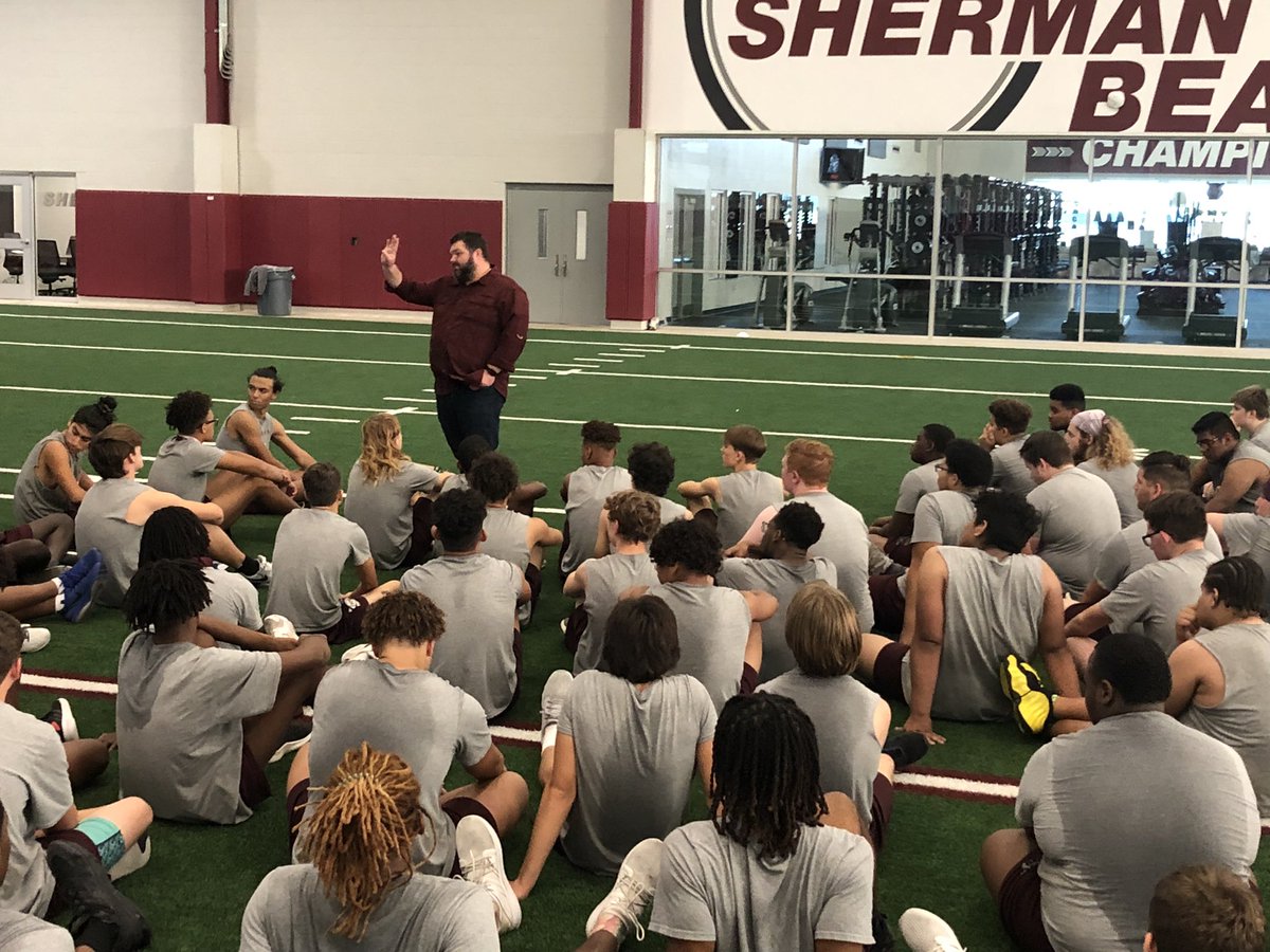 coachcoryc's tweet photo. 🚨🚨 In case you didn’t know 🚨🚨@SHBearcatATH is blessed and fortunate to have @reidkirk mentoring our coaches and students!#WeWillWin #MoreThanFootball https://t.co/hRnrmWdTSS